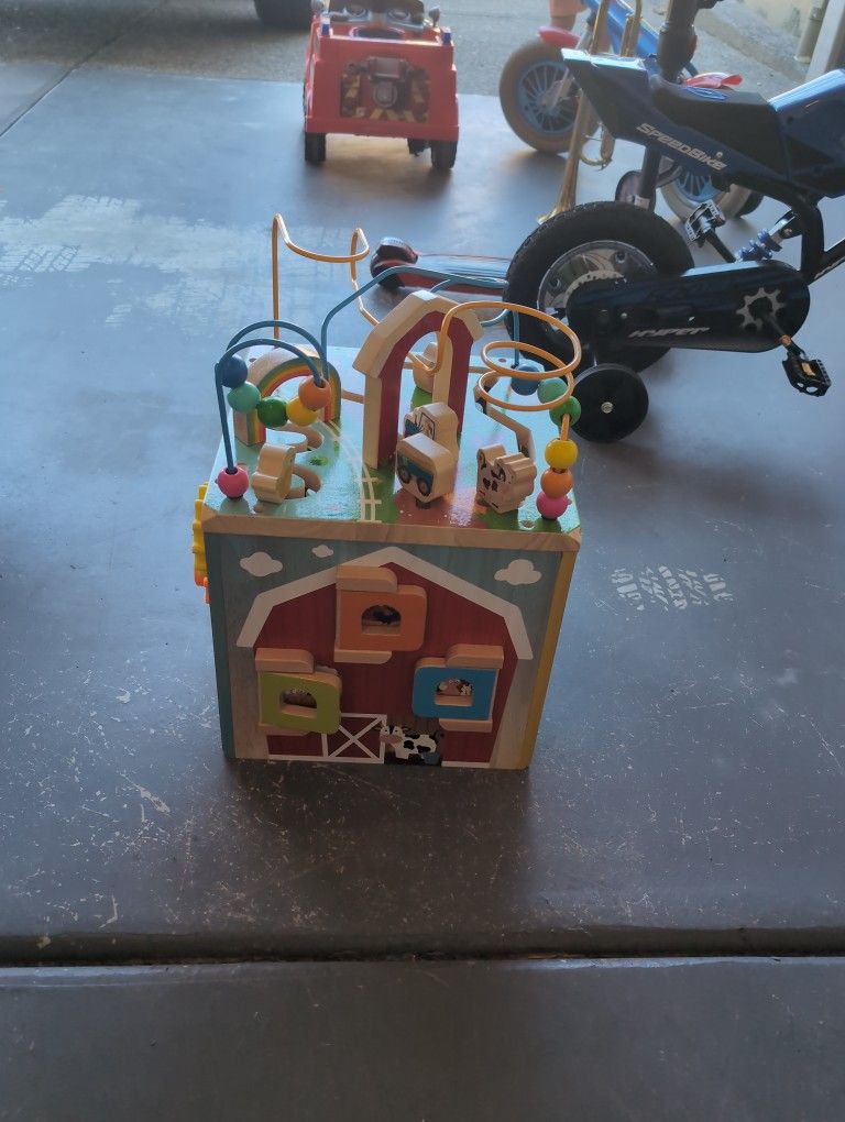 Battat Barnyard Activity Cube with 5 Multicolor Sides and Bead Maze Wooden