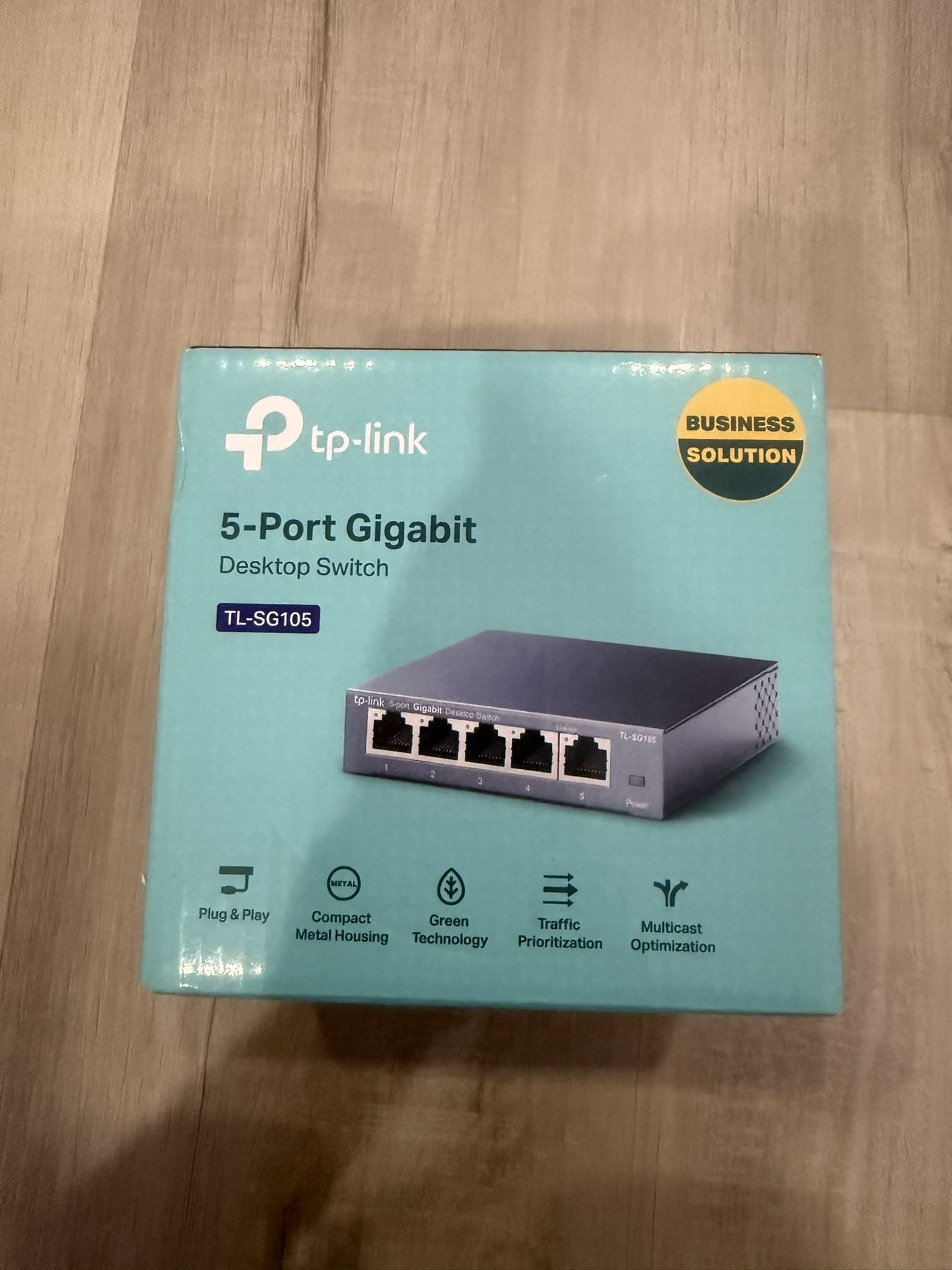 TP-Link TL-SG105, 5 Port Gigabit Unmanaged Ethernet Switch, Network Hub, Ethernet Splitter, Plug & Play, Fanless Metal Design, Shielded Ports
