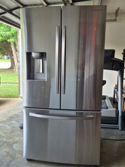 Counter-Depth Samsung French Door Refrigerator w/Ice Maker & Filtered Water