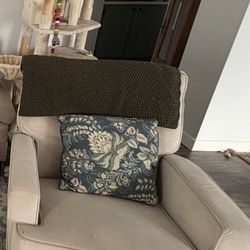 Recliner Chair, Great Condition. Pickup Today 