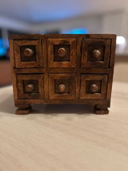 Wooden trinket / jewelry box