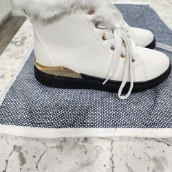 Women's SIZE 8 Faux Fur Lined Boots- Never Worn