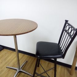 Bar Table Oñe Chair 