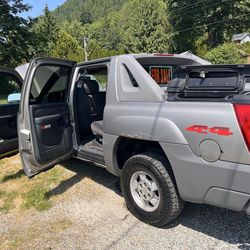 2002 Chevy avalanche king cab 4 x 4 truck