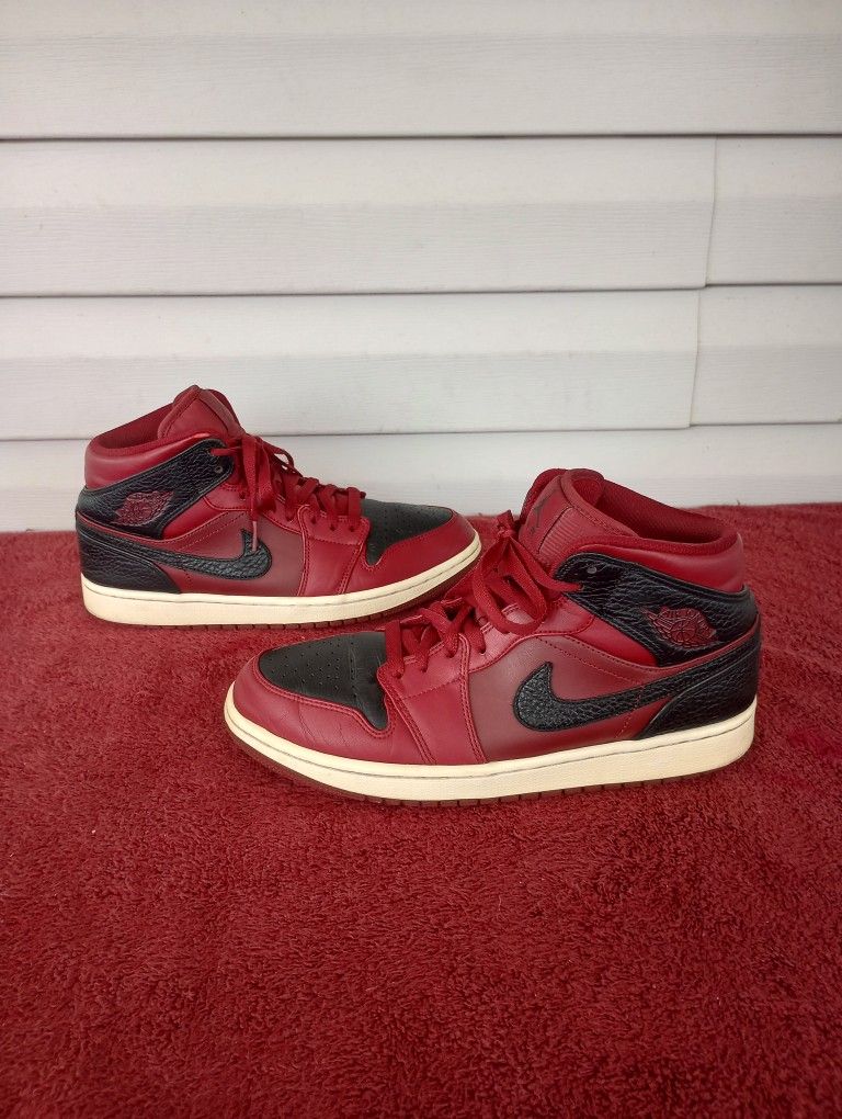 Nike Air Jordan 1 Retro Mid Black Red men 8.5 Athletic Sneakers Shoes 554724 601