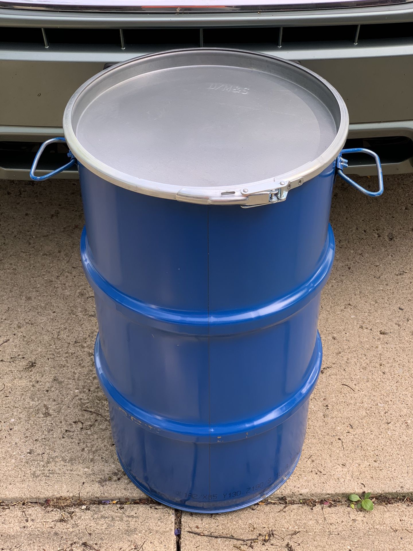 Steel drum/can with water tight lid