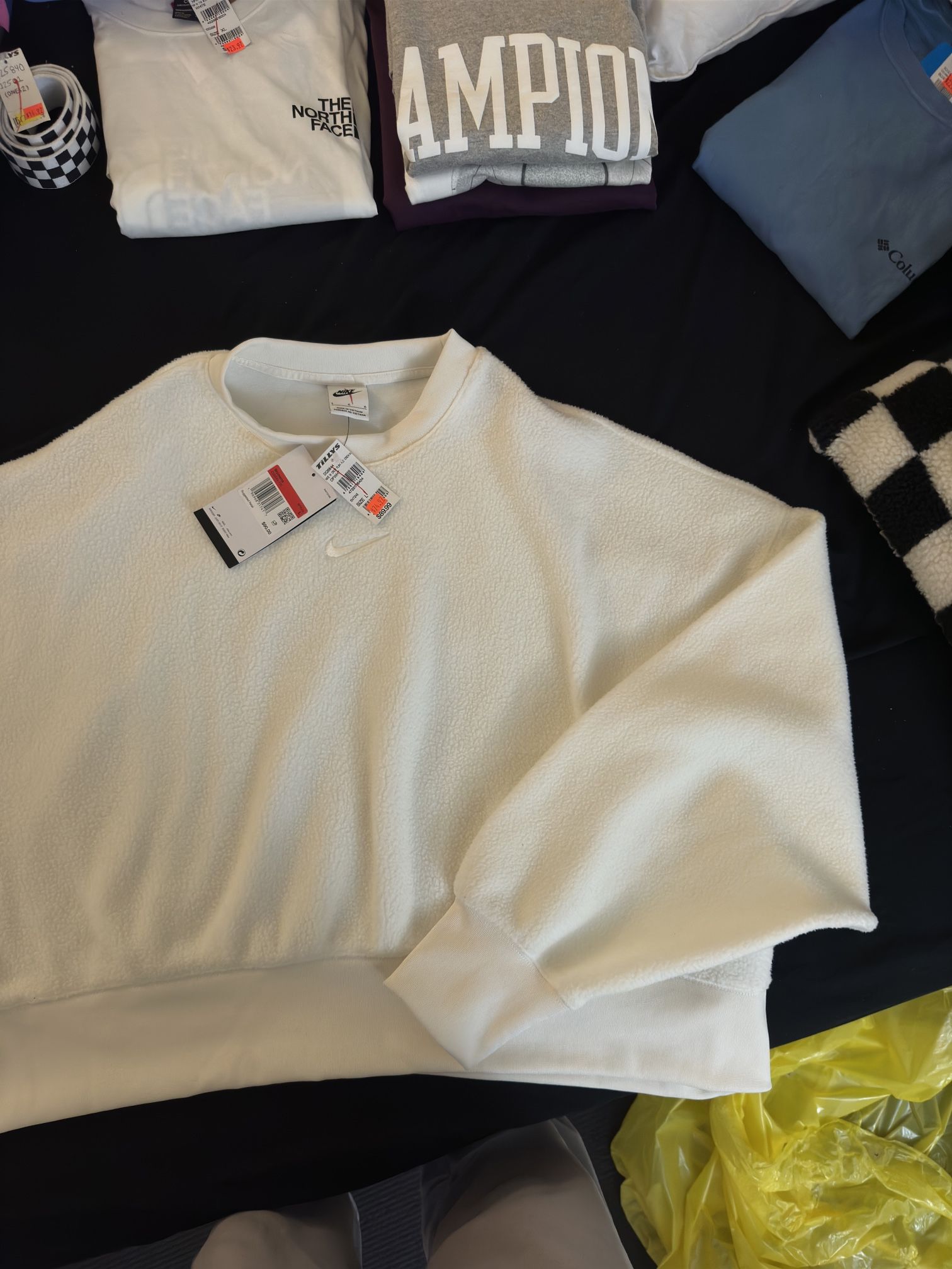 nike crop plush off white jacket with 50% discount on the original price