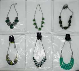Costume short necklaces in green