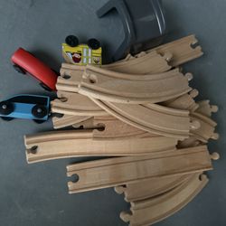 Baby’s wood car plays 