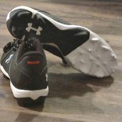 Size 6 Youth Black And White Leadoff Under armor Cleats 