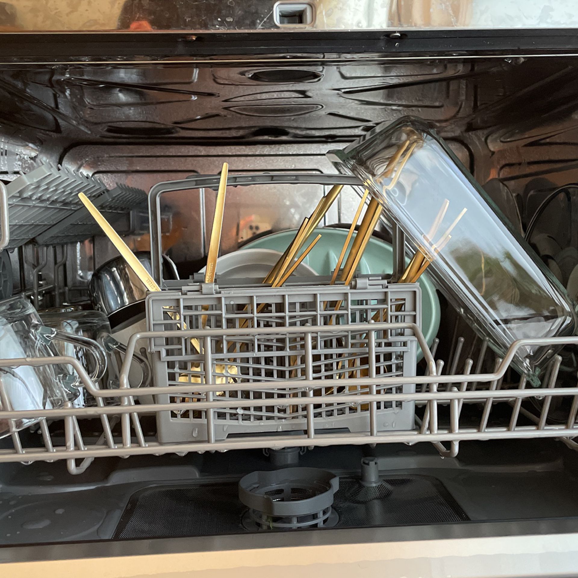 Danby Countertop Dishwasher DDW631SDB, Only 6 Months Old
