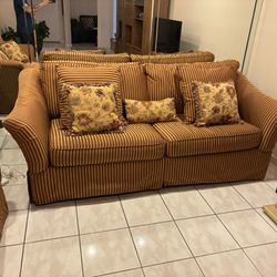 Sofa Set - Great Condition 2 Beautiful Comfy Couches 