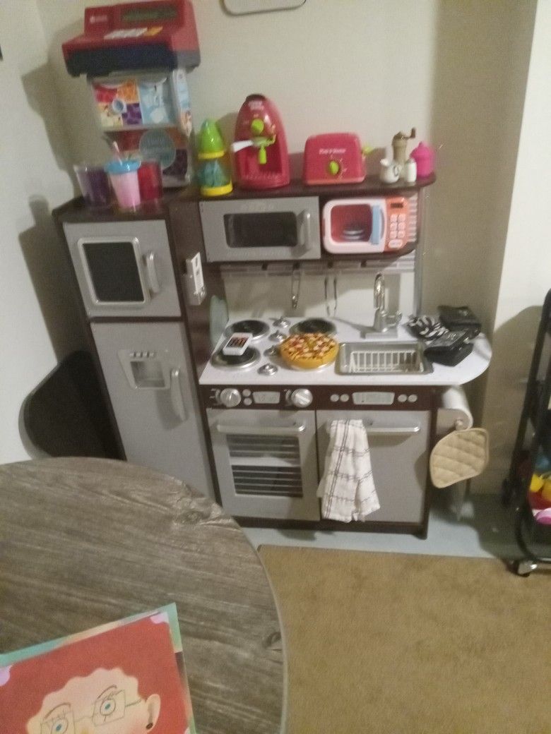 PlayKitchen An Food Dishes Etc..