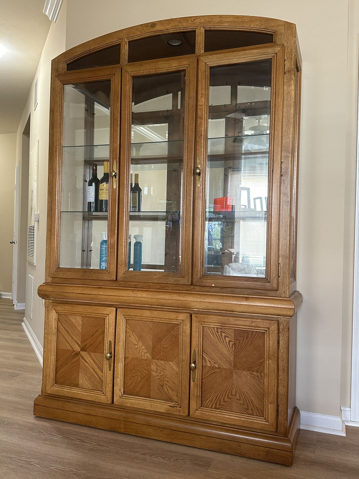 Solid Oak Display Cabinet with Built-In Light & Storage – Excellent Condition