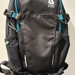 Sierra Designs Bear Peak 13L Hydration Backpack Black  
