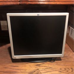 HP 1940 Computer Monitor 19”