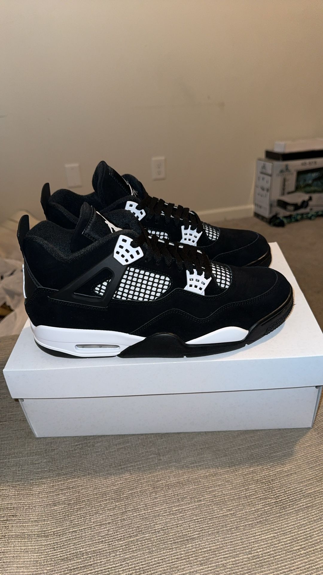 Air Jordan 4 Retro ‘White Thunder’