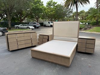 Beautiful Bedroom Set Queen Size Solid Wood Natural Wood Color In Excellent Condition By Klaussner