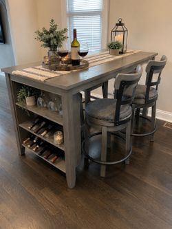 New Ashley furniture, kitchen table and four chairs
