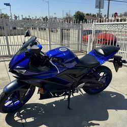 2023 Yamaha R3 - 25 MILES ONLY - Team Blue Color