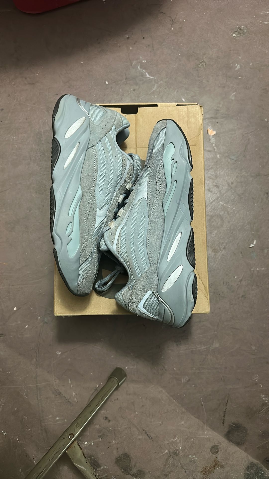 Yeezy Boost 700 V2 Hospital Blue size 9 M / 10.5 W 