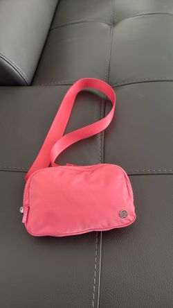 Lululemon bell bag (new)