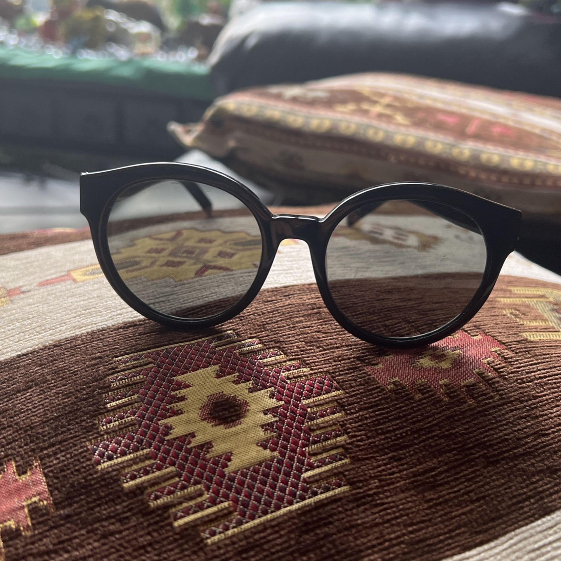 ROUND BLACK STYLISH YSL SAINT LAUREN SUNGLASSES IN GOOD CONDITION