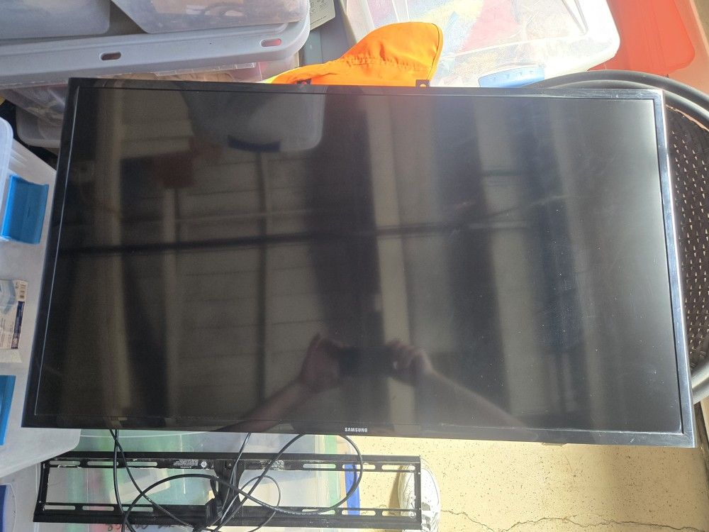 Samsung HDTV 40 Inch (2015 Model) Excellent Condition