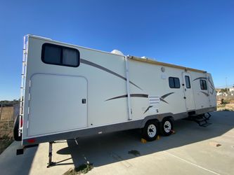 2007 Fleetwood prowler 33 ft 2 rooms