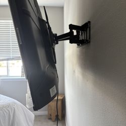 65” Hisense Roku Tv W/ Mount 