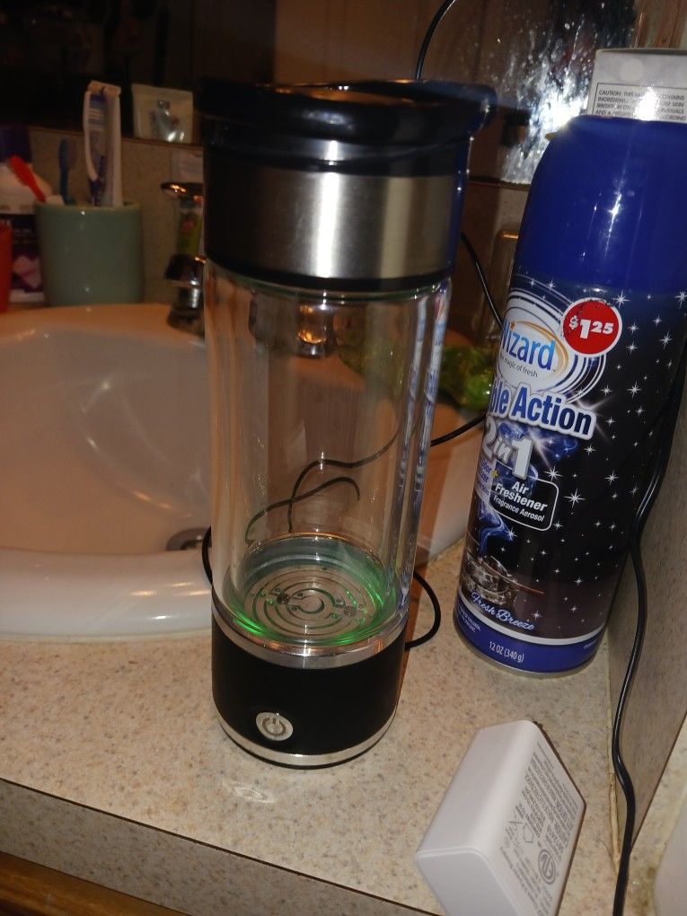 BRAND NEW GLASS TEA CUPS MAGNETIC LID LED LITES HEATS UP TEA COFFEE ETC COME CHARGER NEVER USED 10 FINAL PRICE PAID 29.99
