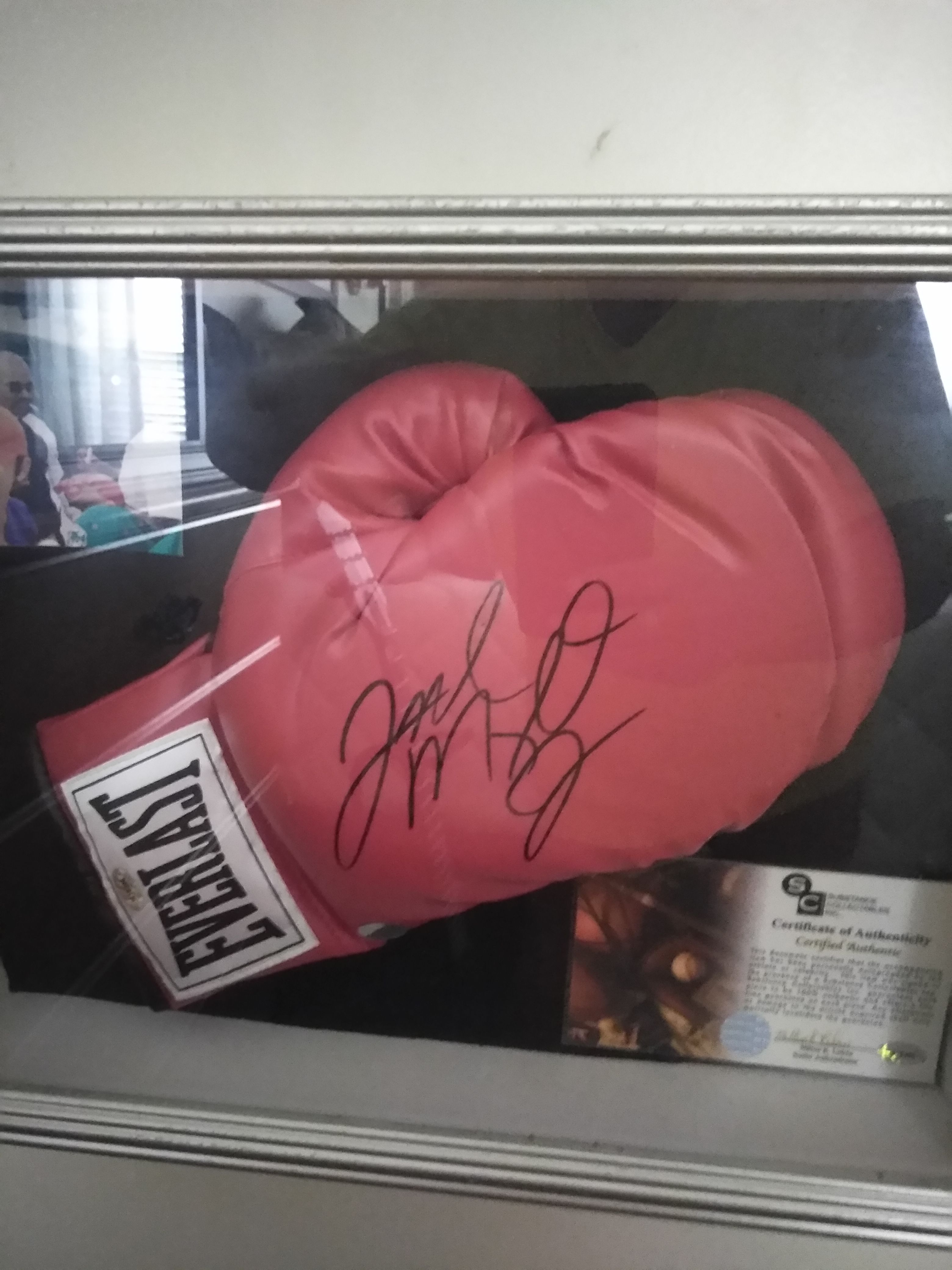 Floyd money mayweath authentic signed everlast boxing glove with certificate of authenticity and picture of signing