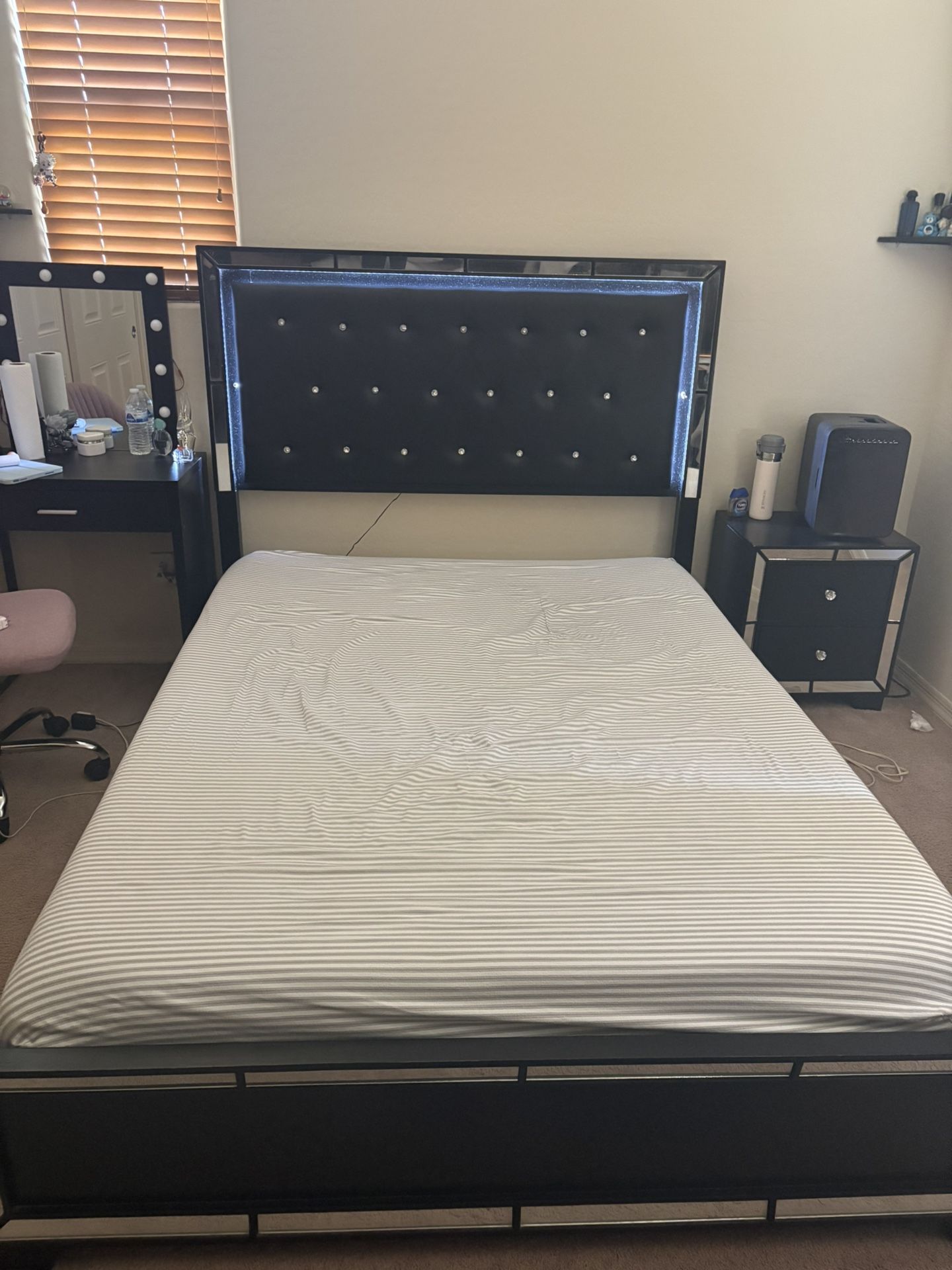 LED QUEEN BEDROOM SET 500$ OBO