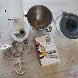 KitchrnAid Mixer With Noodle, Spaghetti Attachment And Glass Bowl