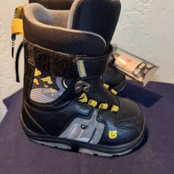 Burton Freestyle Youth Snowboard Boots Size 2 + New Laces