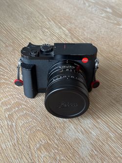 Leica Q2 + OEM Handgrip + Thumbgrip + 2 batteries