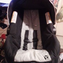 Baby Trend Infant Car Seat / With Base