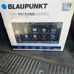 BLAUPUNKT DVD Apple Car Play 9.6" Touch Screen with Bluetooth Receptor  DVD AM / FM 6.9*