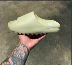 Yeezy slides Dm for size