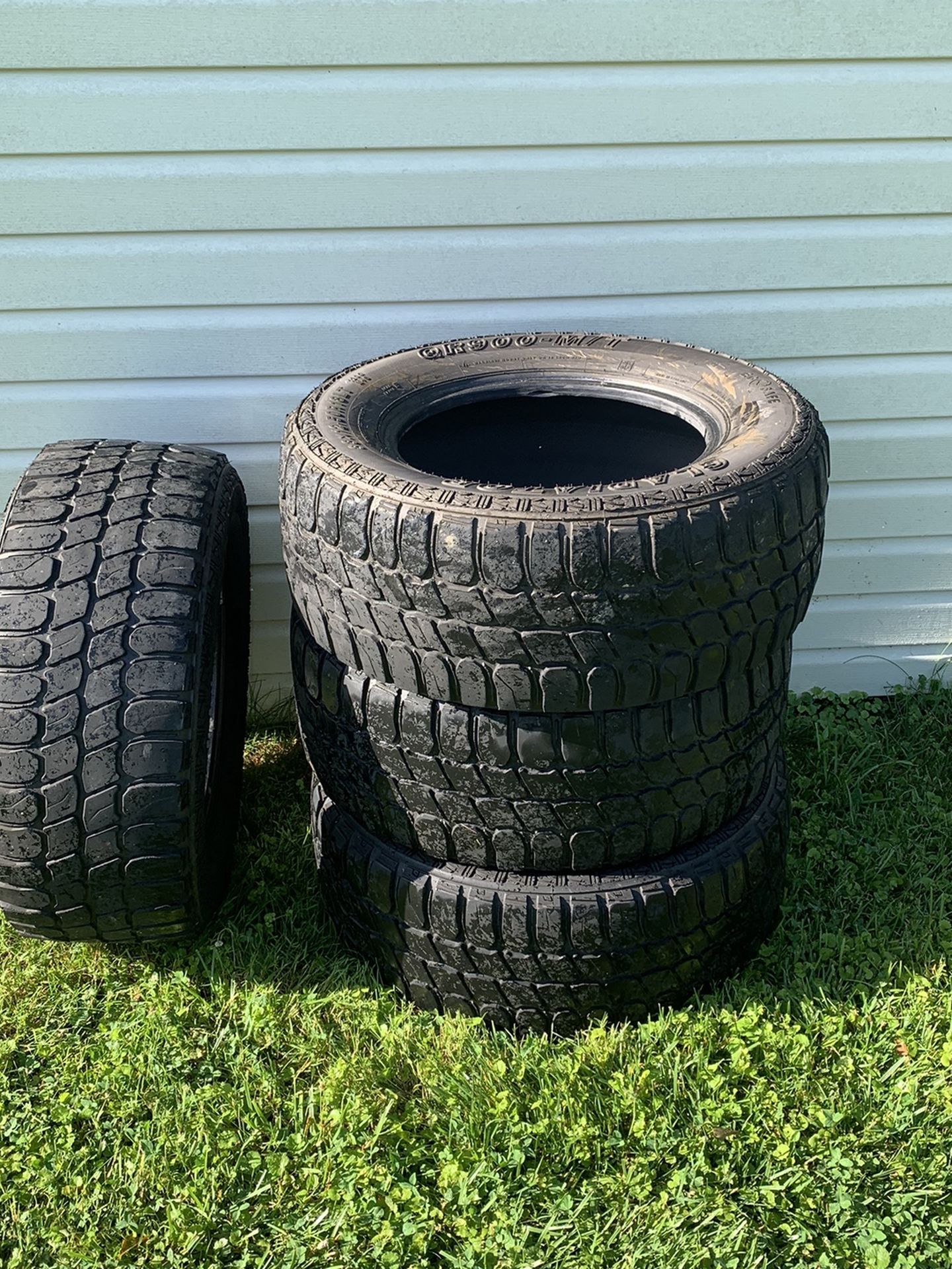 Gladiator Tires  :33x12. 50R18 LT 