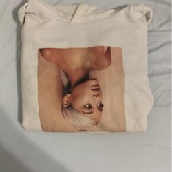 6 ariana grande hoodies/sweatshirts size: XS/S