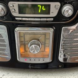 Realistic CD player, FM a.m. antique radio