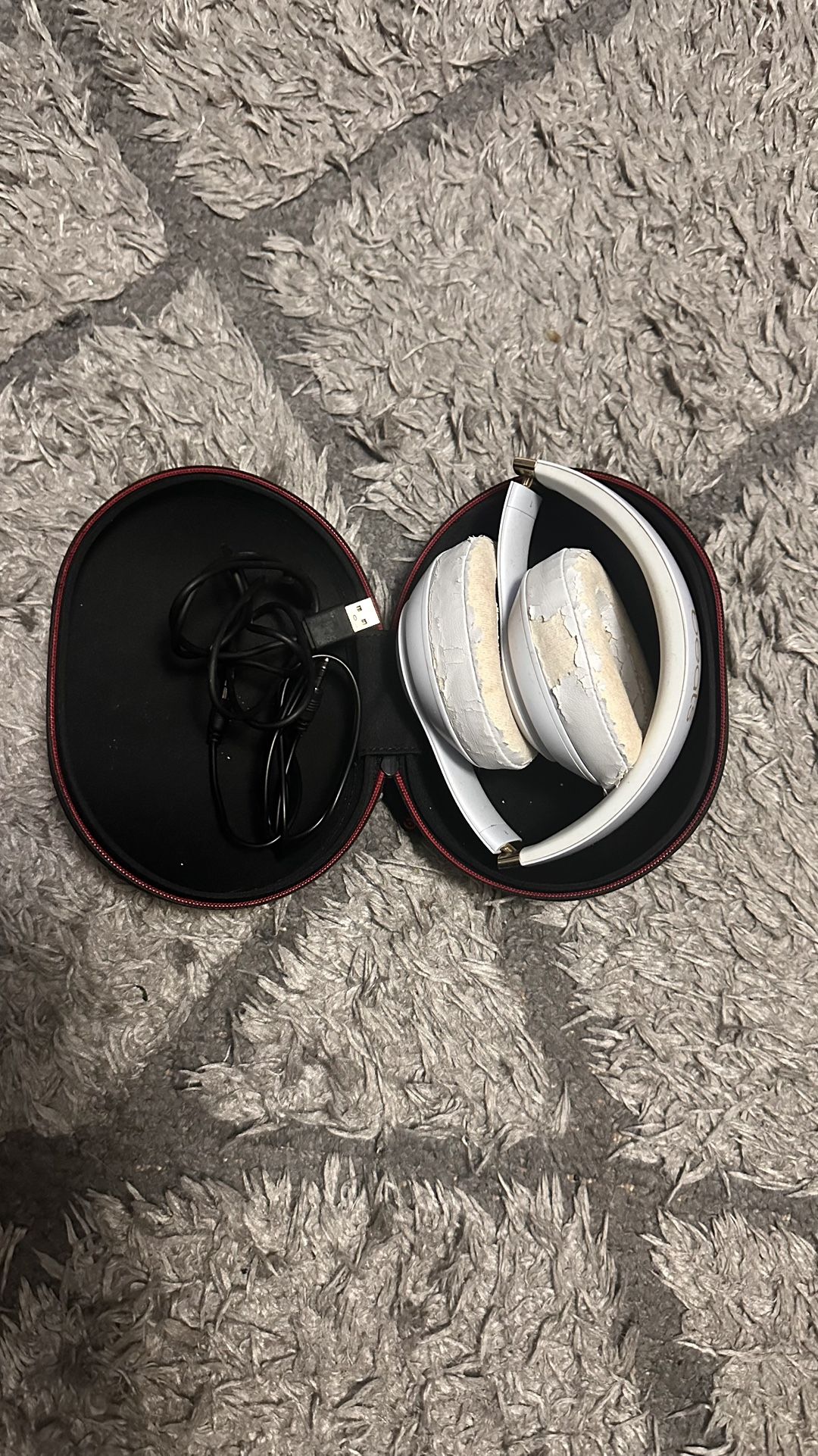 Beats Studio3 With Charger And Aux For Plane Rides