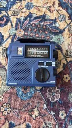 Grundig FR-200 Emergency Radio AM/FM SW Dynamo Crank Flashlight Blue LLBean