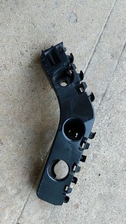 2015Jeep Grand Cherokee passenger side fender bracket