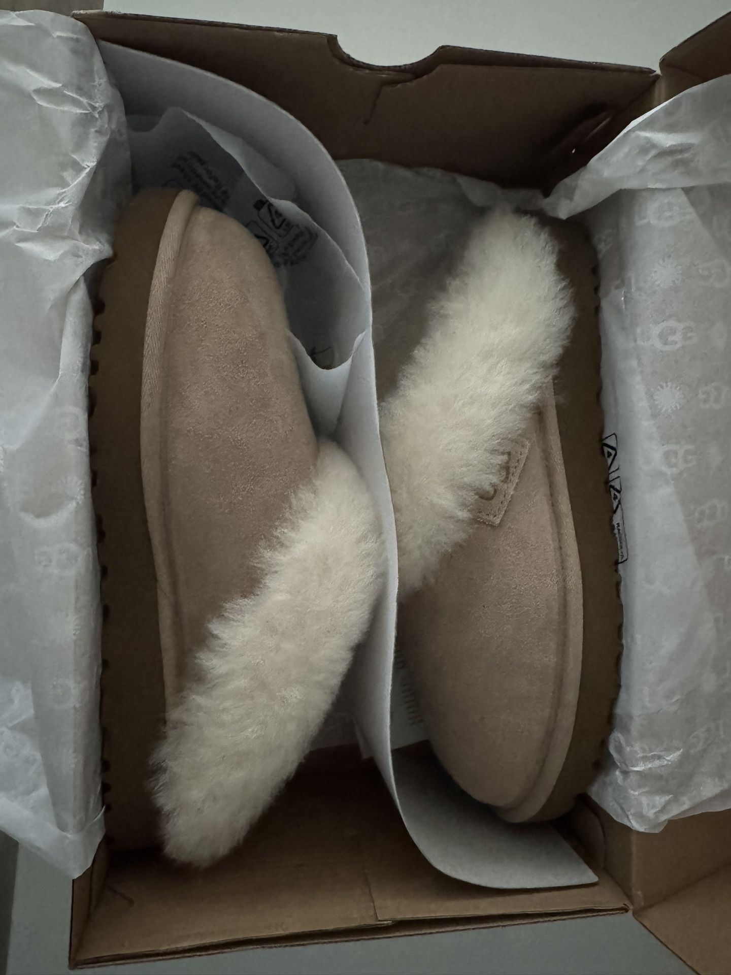 BRAND NEW IN BOX! AUTHENTIC UGG AUSTRALIA slippers - size 7