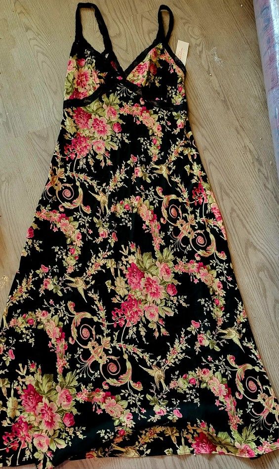 Oscar DeLaRenta NIGHTGOWN. New With Tags