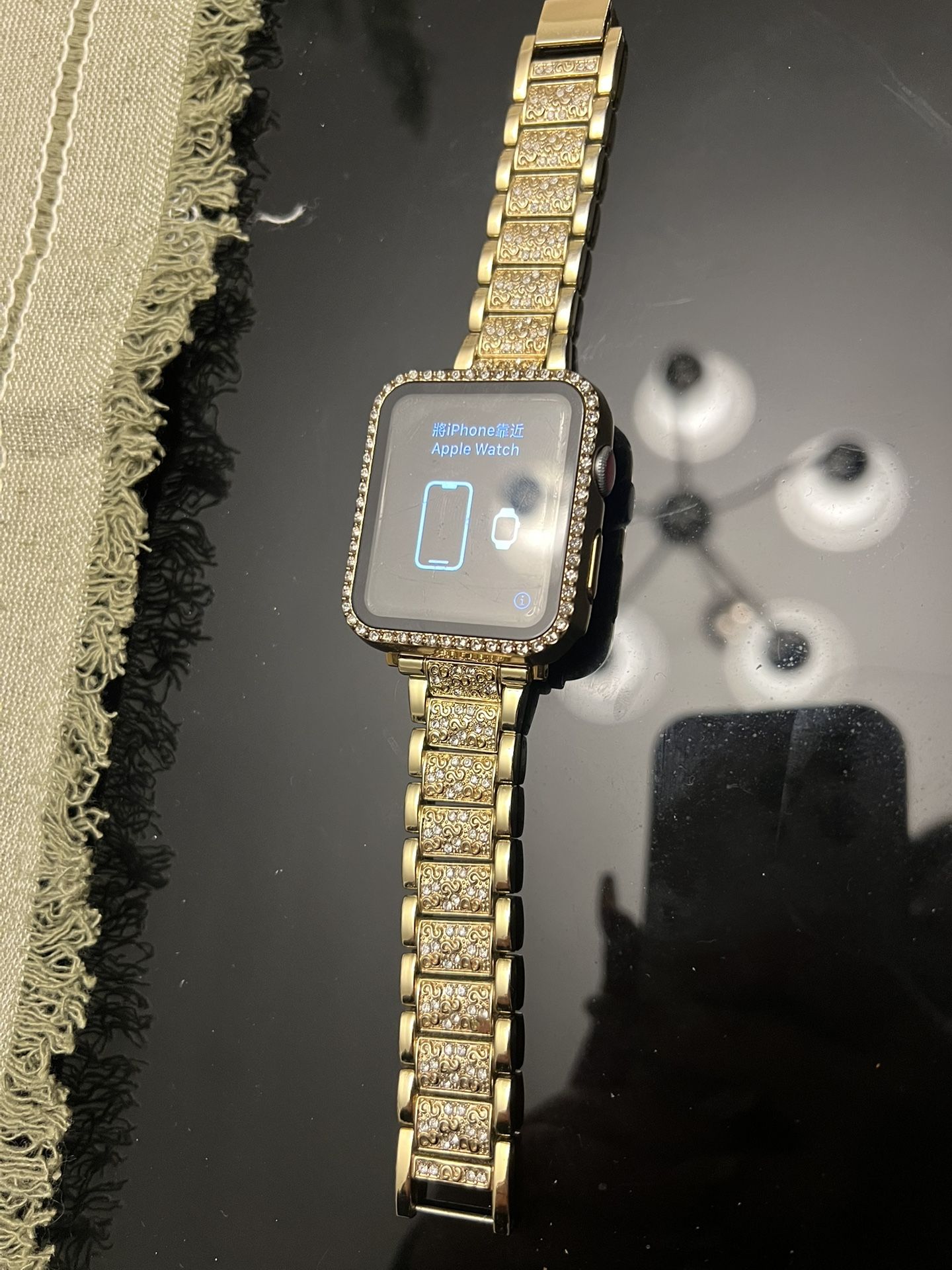 APPLE WATCH SERIES 3 WITH WATCH BAND AND CASE + BACKUP ADDING CHARGING STATION FOR $15