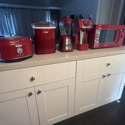 Household appliances ( Toaster, blender, coffee maker, microwave, ice machine ) 