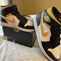 New men’s air Jordan 1 mid, size us9  